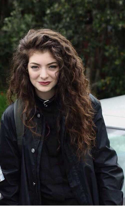 Peinado rizado oscuro de Lorde 
