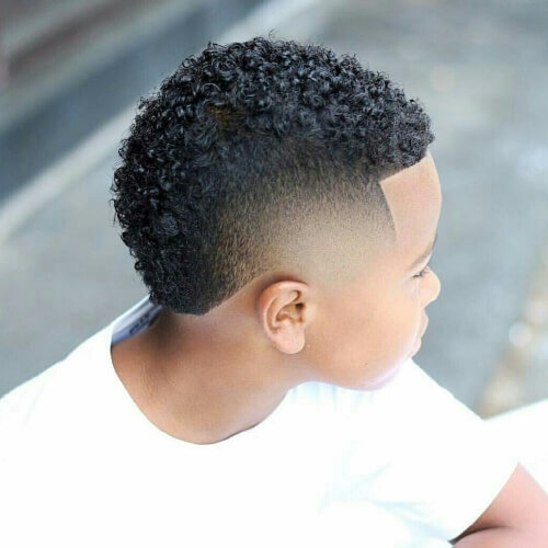 Tiny Afro Hairstyles para hombres con estallidos de ráfaga 