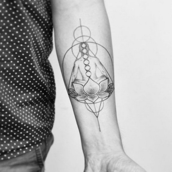 Tatuaje de loto inspirado en yoga. 