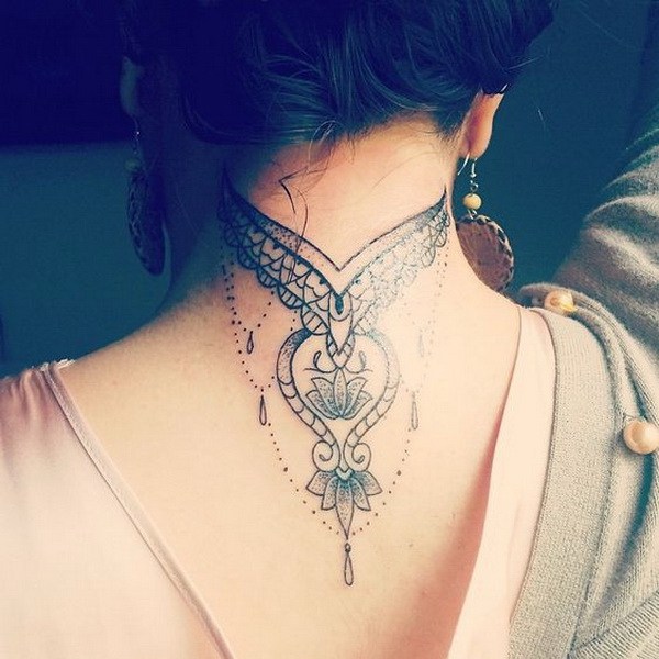 Delicado tatuaje en la parte posterior del cuello. 