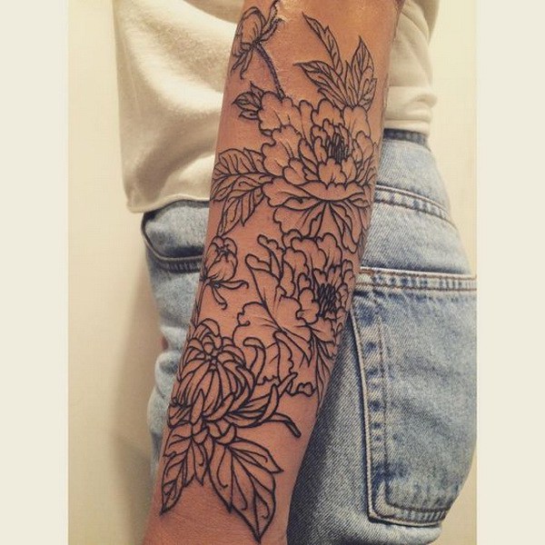 Peonies and Chrysanthemum Floral Forearm Tattoo. ¡Qué idea tan genial para el diseño del tatuaje!  Me encanta!  Este será mi próximo diseño de tatuaje.  a través de https://forcreativejuice.com/awesome-forearm-tattoo-designs/ 