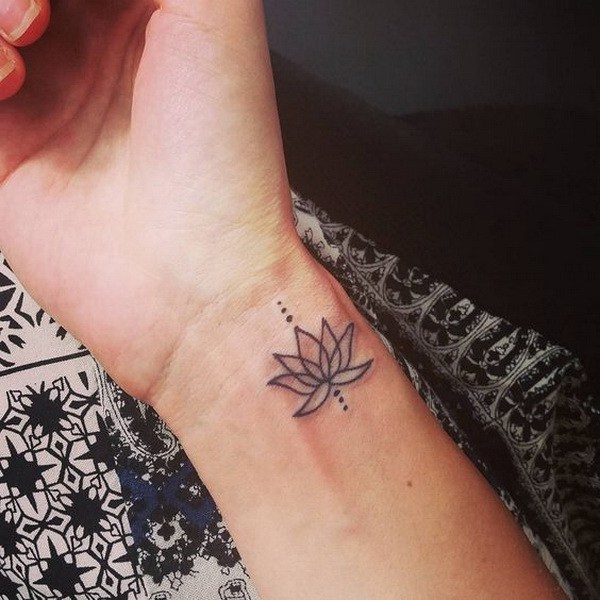Pequeño tatuaje de loto en brazo para mujer. 