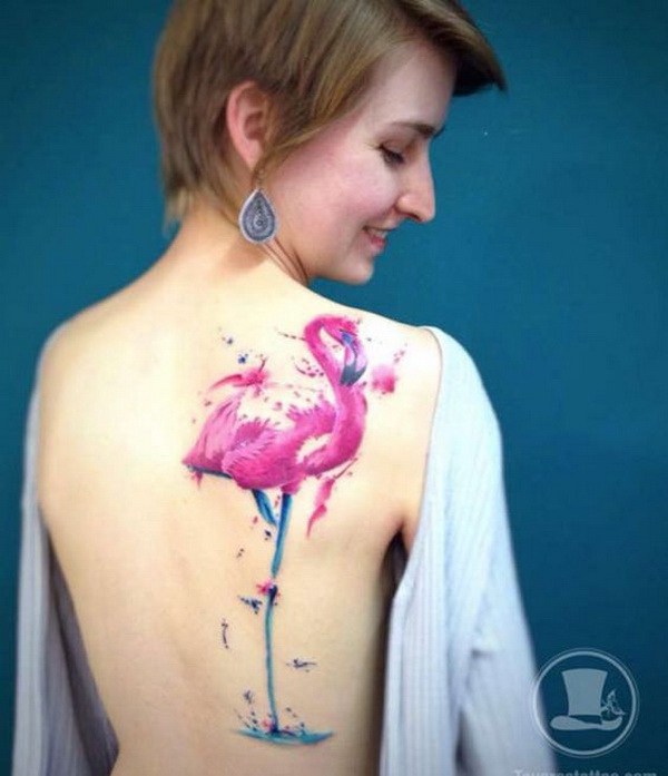 Gran tatuaje de flamenco en la espalda. 