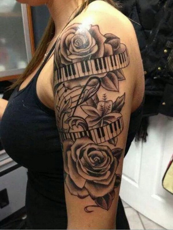 Hermosas flores con cinta de piano y notas musicales tatuaje. 