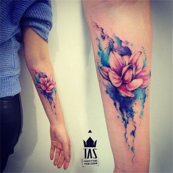 Tatuaje de brazo con acuarela Lotus Flower Design. 