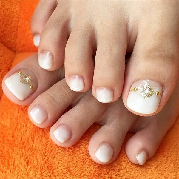 Nude Ombre Toe Nail Design con detalles de oro. 