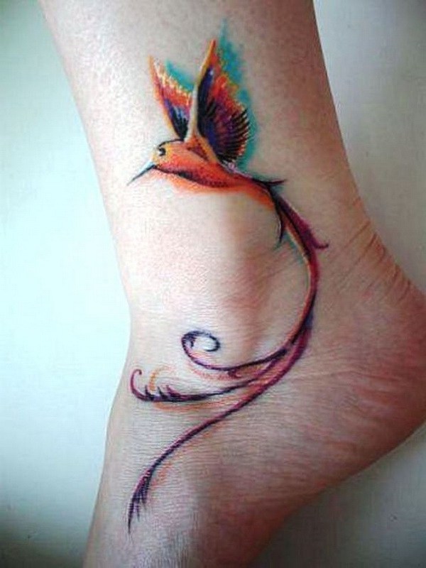 Tatuaje de colibrí en el tobillo. 