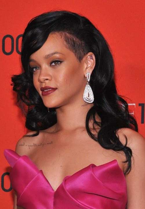 Laterales afeitados peinados largos Rihanna 