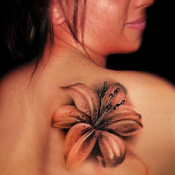 Lily Tattoo en la espalda.  a través de forcreativejuice.com 