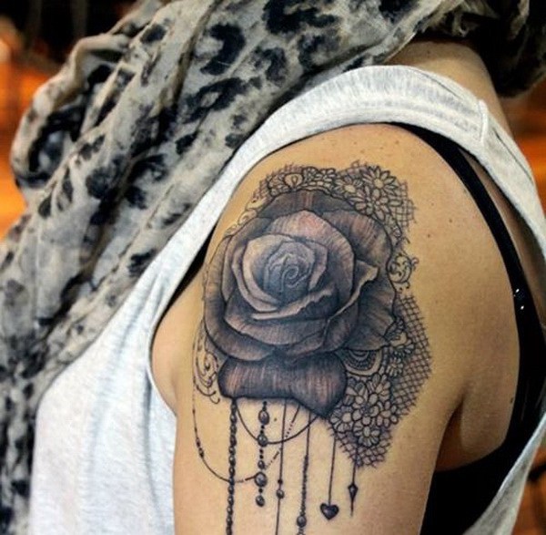 Rose negra y tatuaje de encaje. 