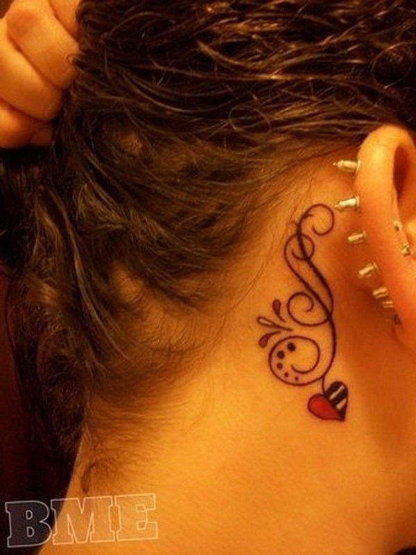 Diseño de tatuaje femenino detrás de la oreja con el corazón. 