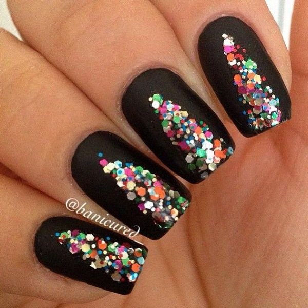 Fondo negro uñas con lentejuelas de colores. 