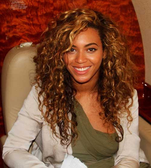 Peinados con capas rizadas de Beyonce 