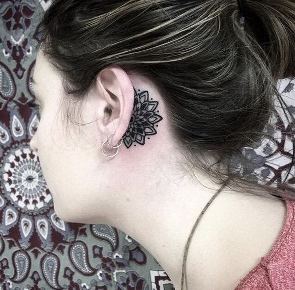 Mandala detrás del tatuaje del oído. 