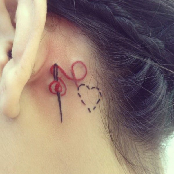 Hilo de corazón y tatuaje de oreja de aguja. 