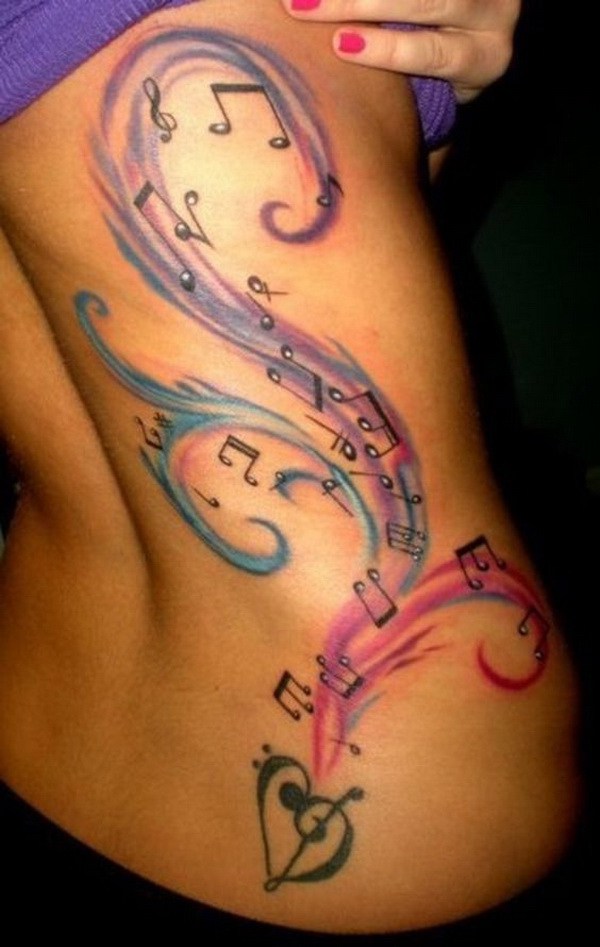 Notas de la música y tatuaje del cuerpo del lado de la acuarela. 