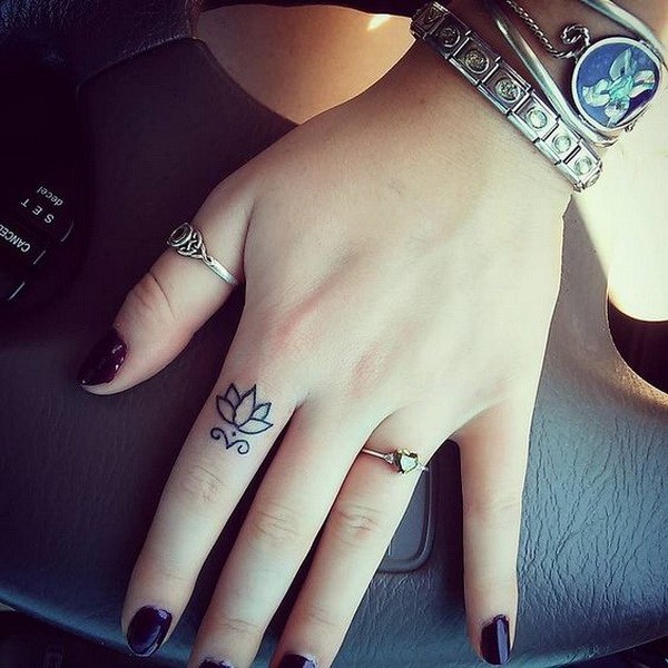 Tiny Lotus Finger Tattoo para niñas. 