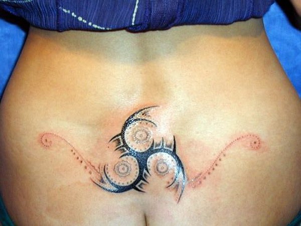 Tatuaje Celtic Triskel en la parte inferior de la espalda. 