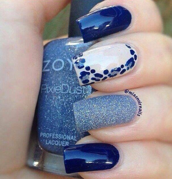 Blue temáticas uñas con estampados de leopardo y brillos. 