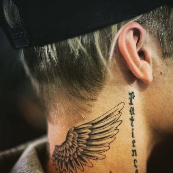 Tatuaje de alas en la parte posterior del cuello para hombres. 