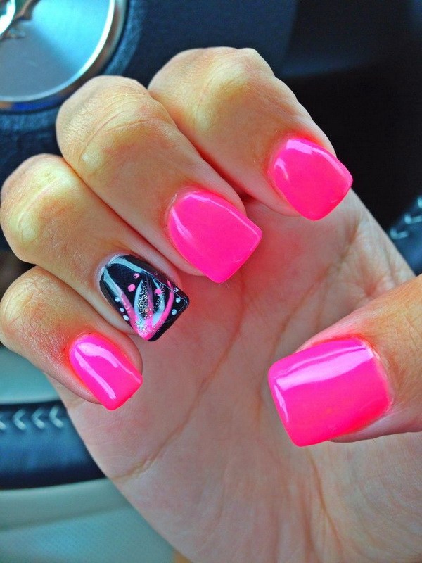 Diseño de uñas de acrílico rosa y negro. 
