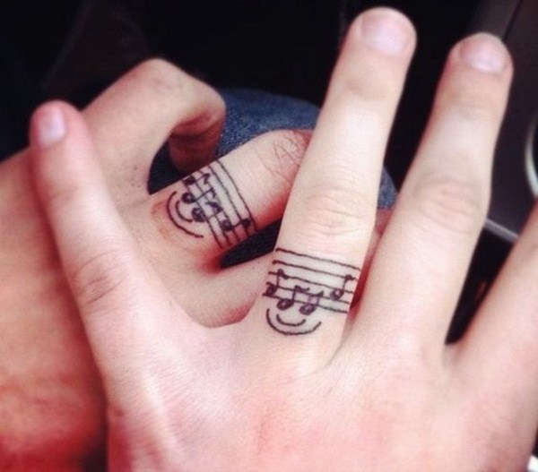 Music Tattoo en Ring Finger. 
