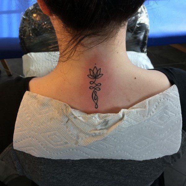 Lotus Flower Infinity Tattoo en la parte posterior del cuello. 