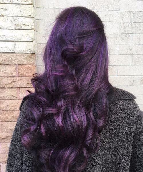 púrpura oscuro con rizos color ciruela 