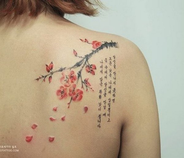 Tatuaje de flor de cerezo simple pero hermoso en el hombro. 