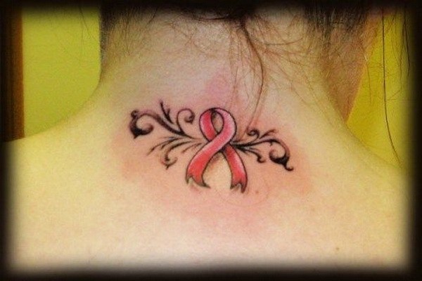 Tatuajes de cáncer de mama en la parte posterior del cuello. 