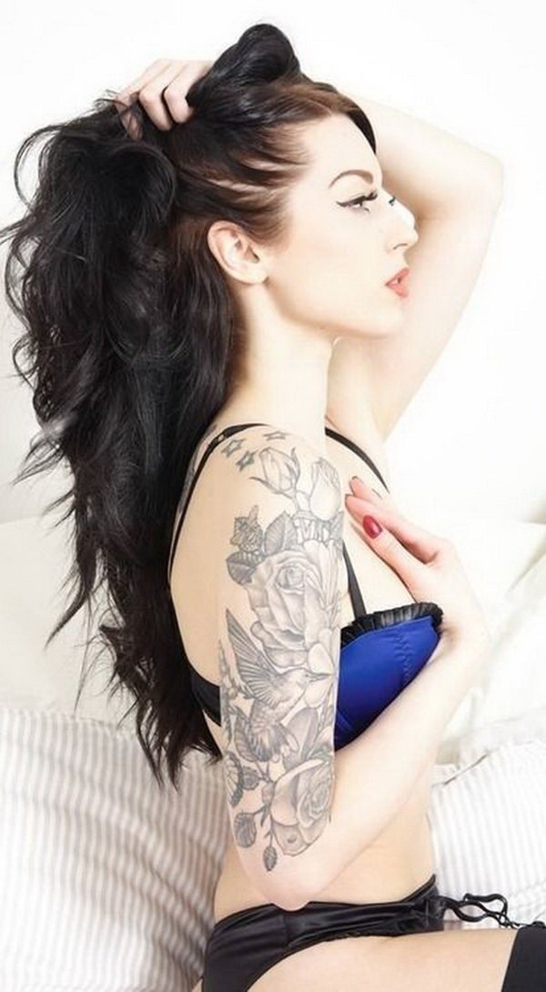 Bonito tatuaje floral y pájaro de media manga.  www.  https://forcreativejuice.com/cool-sleeve-tattoo-designs/ 