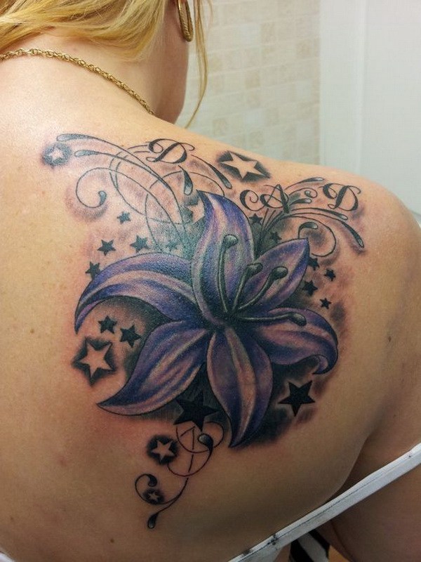 Diseño de tatuaje de Lily, espirales y estrellas en la parte posterior.  a través de forcreativejuice.com 