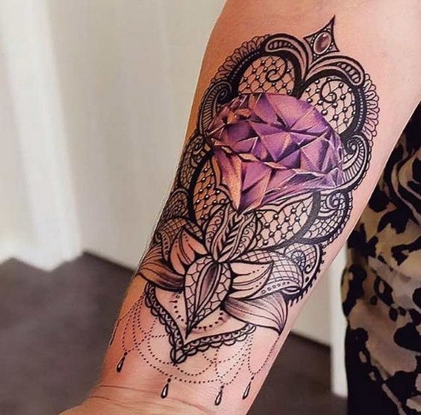 Lacework con Diamond Tattoo en el antebrazo. ¡Qué idea genial de diseño de tatuaje!  Me encanta!  Este será mi próximo diseño de tatuaje.  a través de https://forcreativejuice.com/awesome-forearm-tattoo-designs/ 