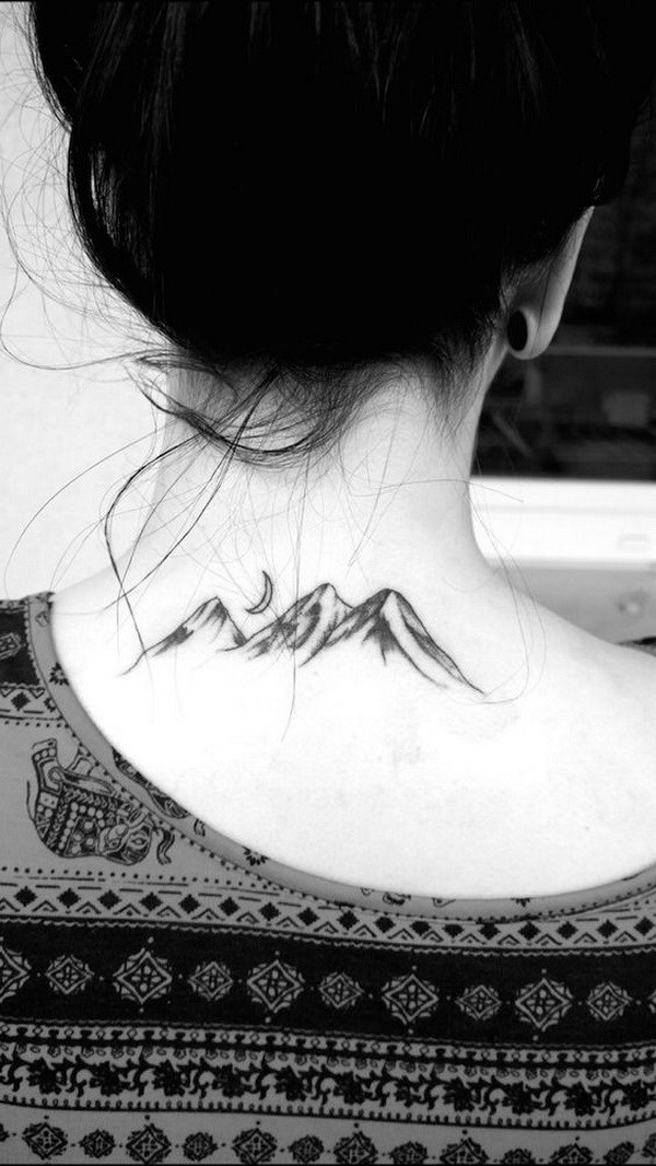 Luna y montaña en la parte posterior del cuello del tatuaje. 