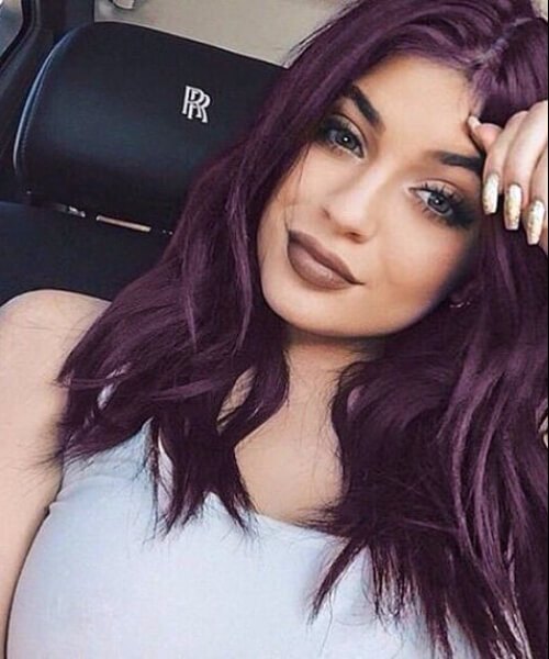 Cabello color ciruela Kylie Jenner 