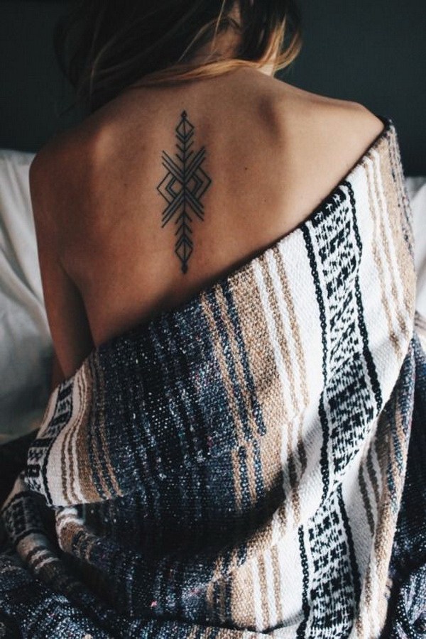 Tatuaje geométrico de la parte superior de la espalda. 