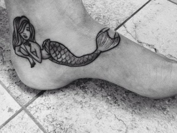 Diseño de tatuaje de sirena a pie. 