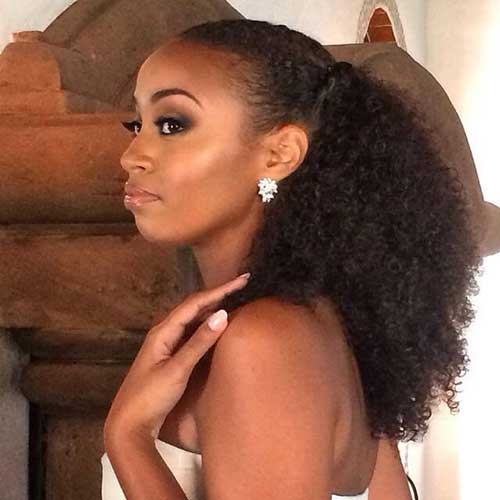 Estilos de cabello largo rizado natural para mujeres negras 