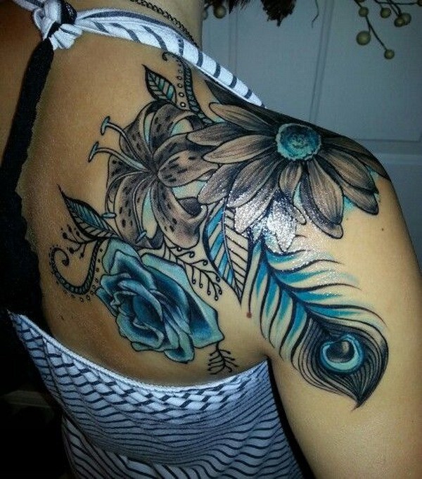 Flores con el tatuaje del hombro de pluma de pavo real. 