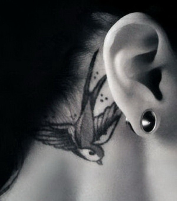 Tragar detrás del tatuaje del oído. 