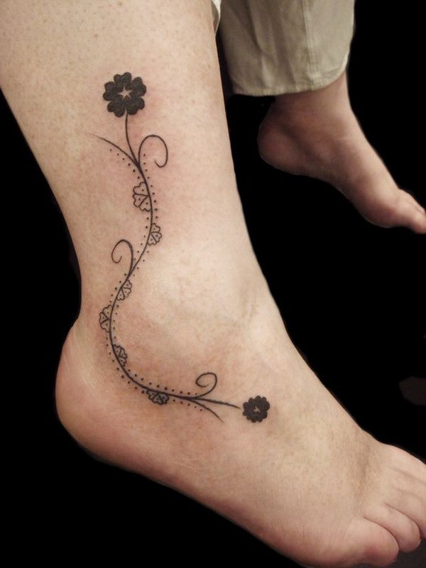 Pequeño tatuaje floral del tobillo. 