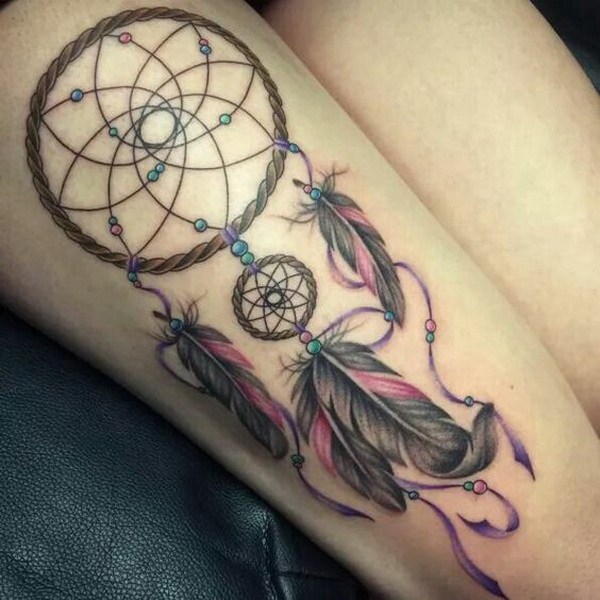 Diseño de tatuaje Dreamcatcher en la pierna. 