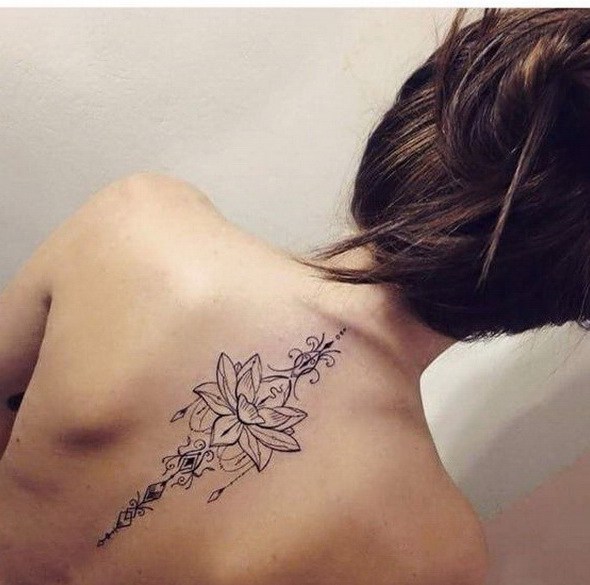 Hermoso Lotus en diseño de tatuaje de columna vertebral. 