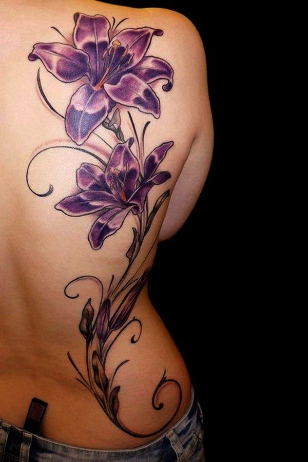 Purple Lily Tattoo en la parte posterior.  a través de forcreativejuice.com 