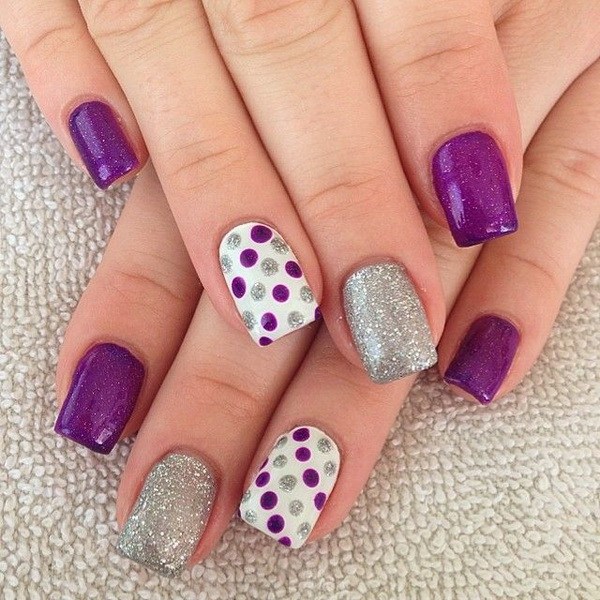Diseño de uñas de lunares purpurina púrpura y plata. 