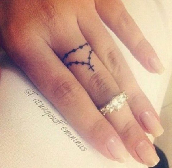 Pequeño Rosario Tatuaje de dedo. 