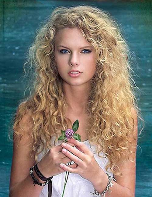 Taylor Swift peinado largo rizado 
