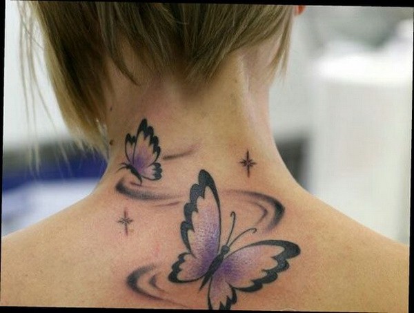 Mariposas volando tatuaje en la parte posterior del cuello. 