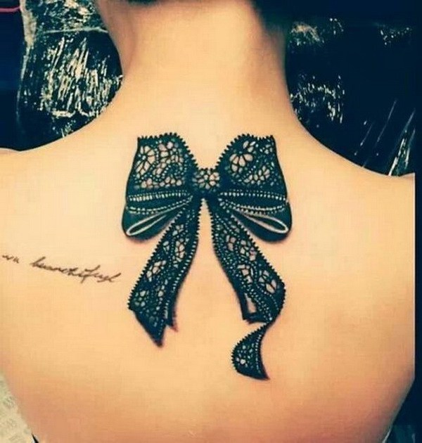 Arco negro de encaje detrás del cuello del tatuaje. 