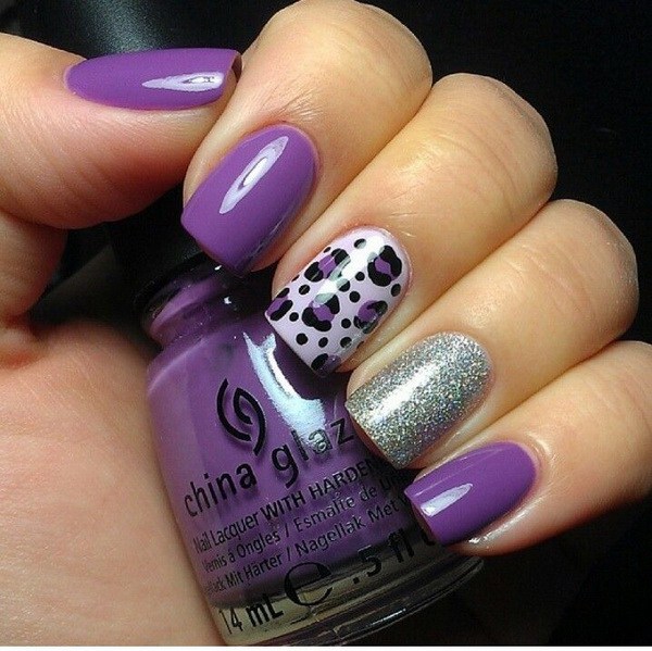 Diseño de uñas de leopardo púrpura y plateado. 